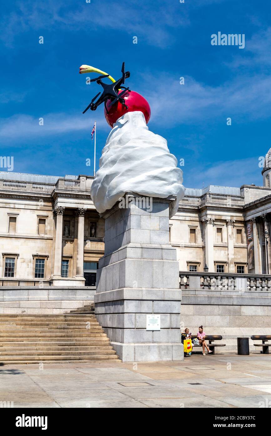 Trafalgar Square quatrième sculpture de Plinth 'The End' par l'artiste Heather Phillipson, représentant un tourbillon de glace, de cerise, de drone et de mouche, Londres, Royaume-Uni Banque D'Images