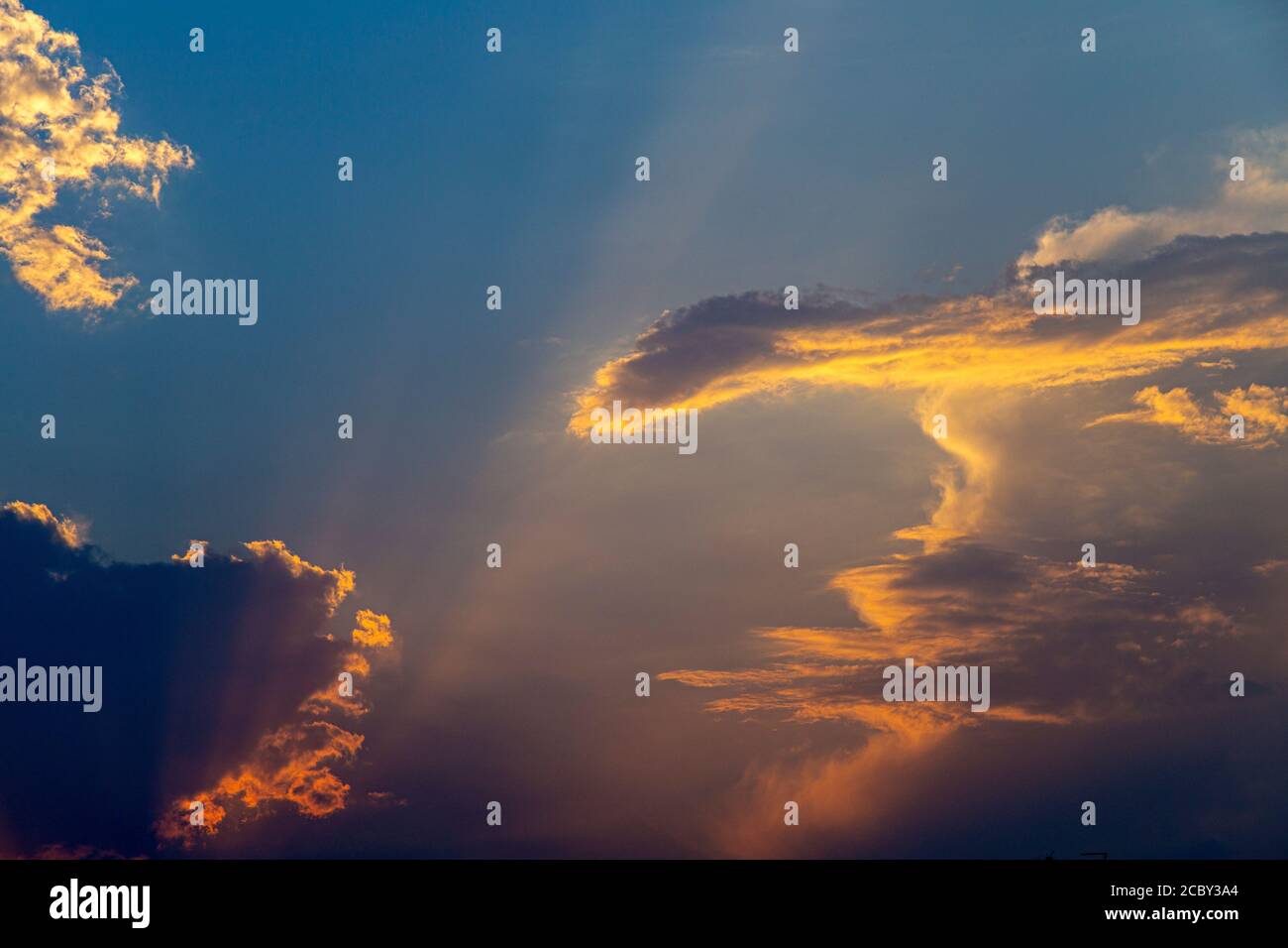Ciel et nuages spectaculaires au coucher du soleil Banque D'Images