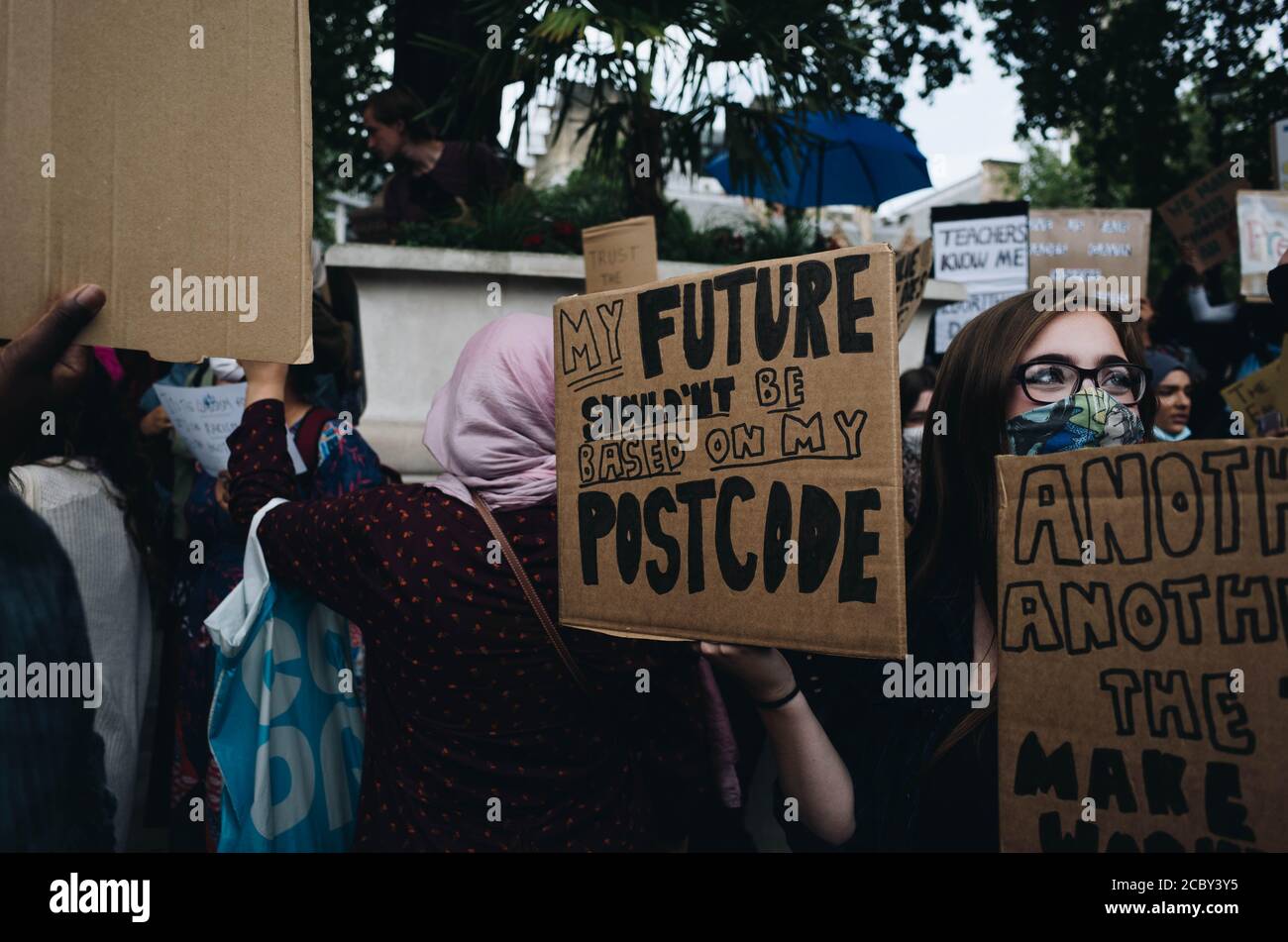 Westminster, Londres, Royaume-Uni. 16 août 2020. Les étudiants protestent contre la rétrogradation d'UN niveau, à Downing Street Banque D'Images
