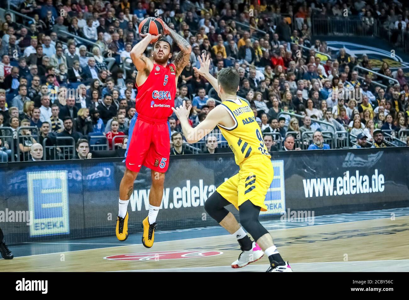 Berlin, Allemagne, 25 octobre 2019: Le joueur de basket-ball Mike James en action pendant le match de basket-ball EuroLeague entre Alba Berlin et CSKA Moscou Banque D'Images