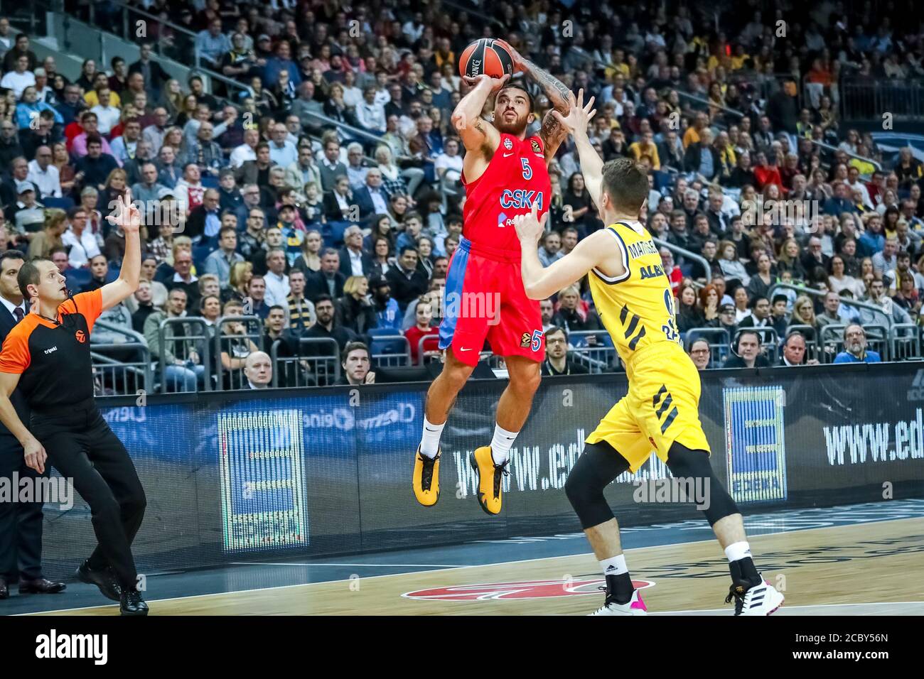 Berlin, Allemagne, 25 octobre 2019: Le joueur de basket-ball Mike James en action pendant le match de basket-ball EuroLeague entre Alba Berlin et CSKA Moscou Banque D'Images