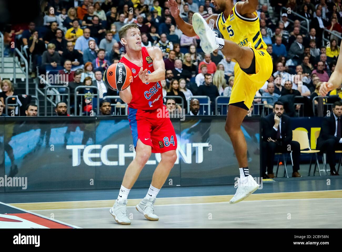 Berlin, Allemagne, 25 octobre 2019: Le joueur de basket-ball Ron Baker en action pendant le match de basket-ball EuroLeague entre Alba Berlin et CSKA Moscou Banque D'Images