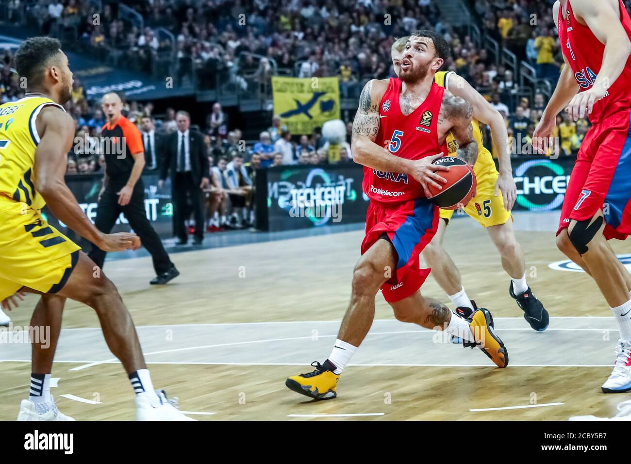 Berlin, Allemagne, 25 octobre 2019: Le joueur de basket-ball Mike James en action pendant le match de basket-ball EuroLeague Alba Berlin vs CSKA Moscou Banque D'Images