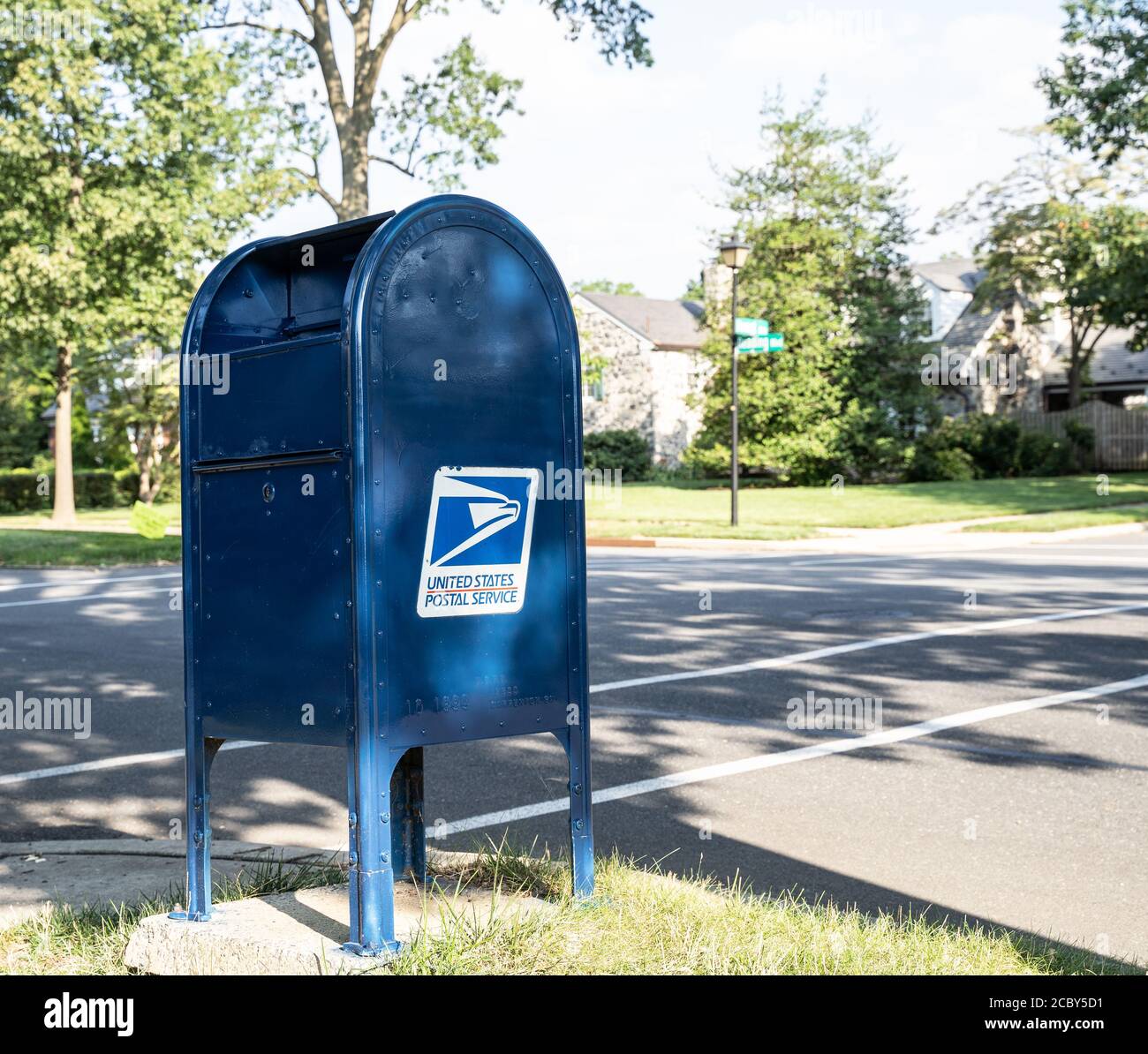 Berks County, Pennsylvanie- 14 août 2020 : boîte aux lettres USPS sur la rue Suburban en Pennsylvanie Banque D'Images
