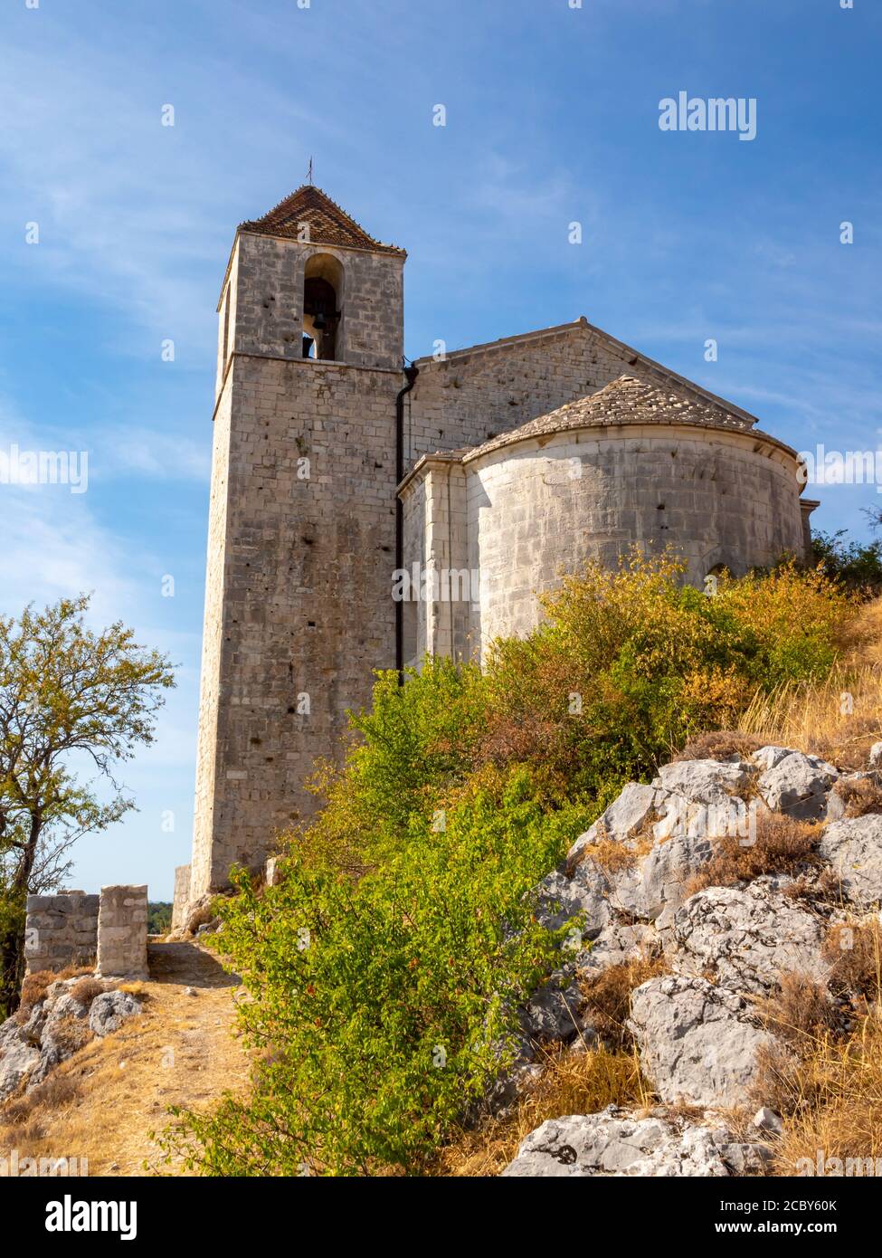 Église fortifiée des templiers dans la Côte d'Azur arrière pays dans été Banque D'Images