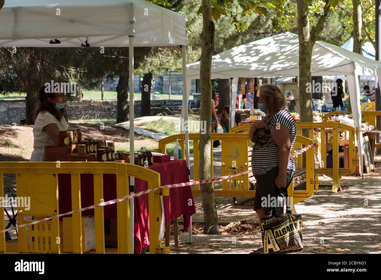 Almada, Portugal- VERS juillet 2020: Marché extérieur biologique Banque D'Images