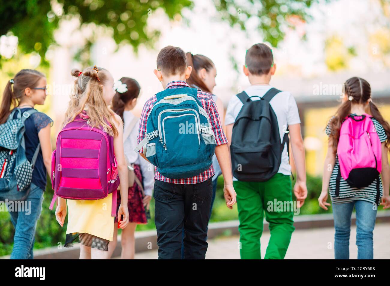 Groupe d'enfants allant à l'école ensemble. Banque D'Images