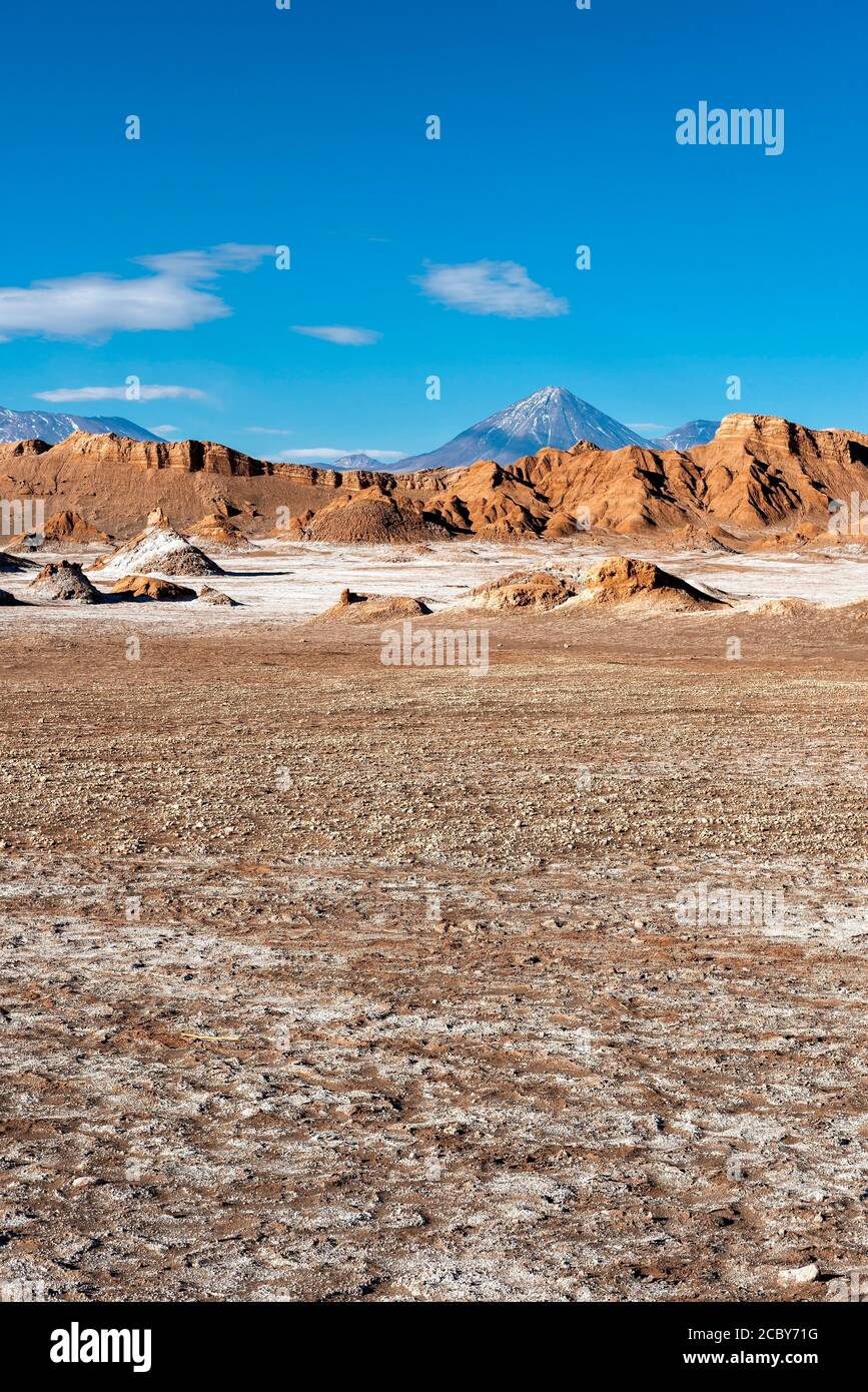 Paysage vertical de la vallée de la Lune (Valle de la Luna) avec le volcan Licancabur, désert d'Atacama, Chili. Banque D'Images