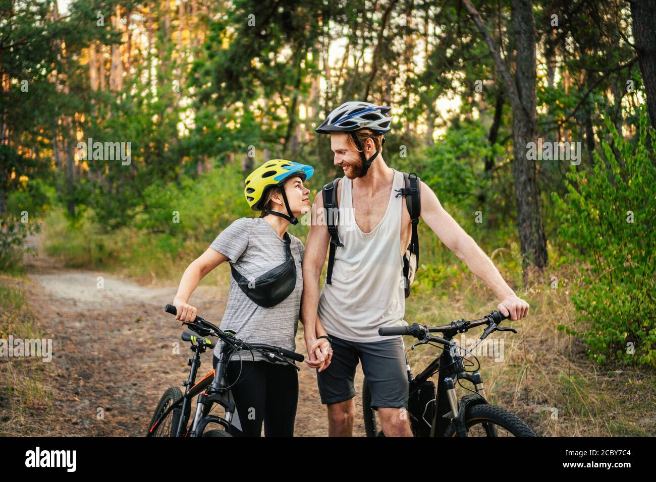 Vélo. Piste VTT MTB en couple. Activités sportives en plein air. Couple avec vélos dans la forêt. Ensemble en vélo dans la campagne. Romantique Banque D'Images