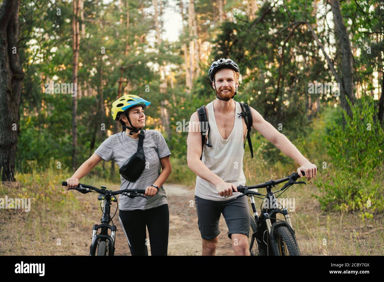 Vélo. Piste VTT MTB en couple. Activités sportives en plein air. Couple avec vélos dans la forêt. Ensemble en vélo dans la campagne. Romantique Banque D'Images