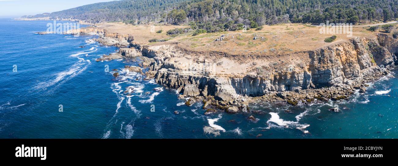 L'océan Pacifique se lave le long du rivage accidenté du nord de la Californie par une journée calme. C'est l'une des plus belles régions des États-Unis. Banque D'Images