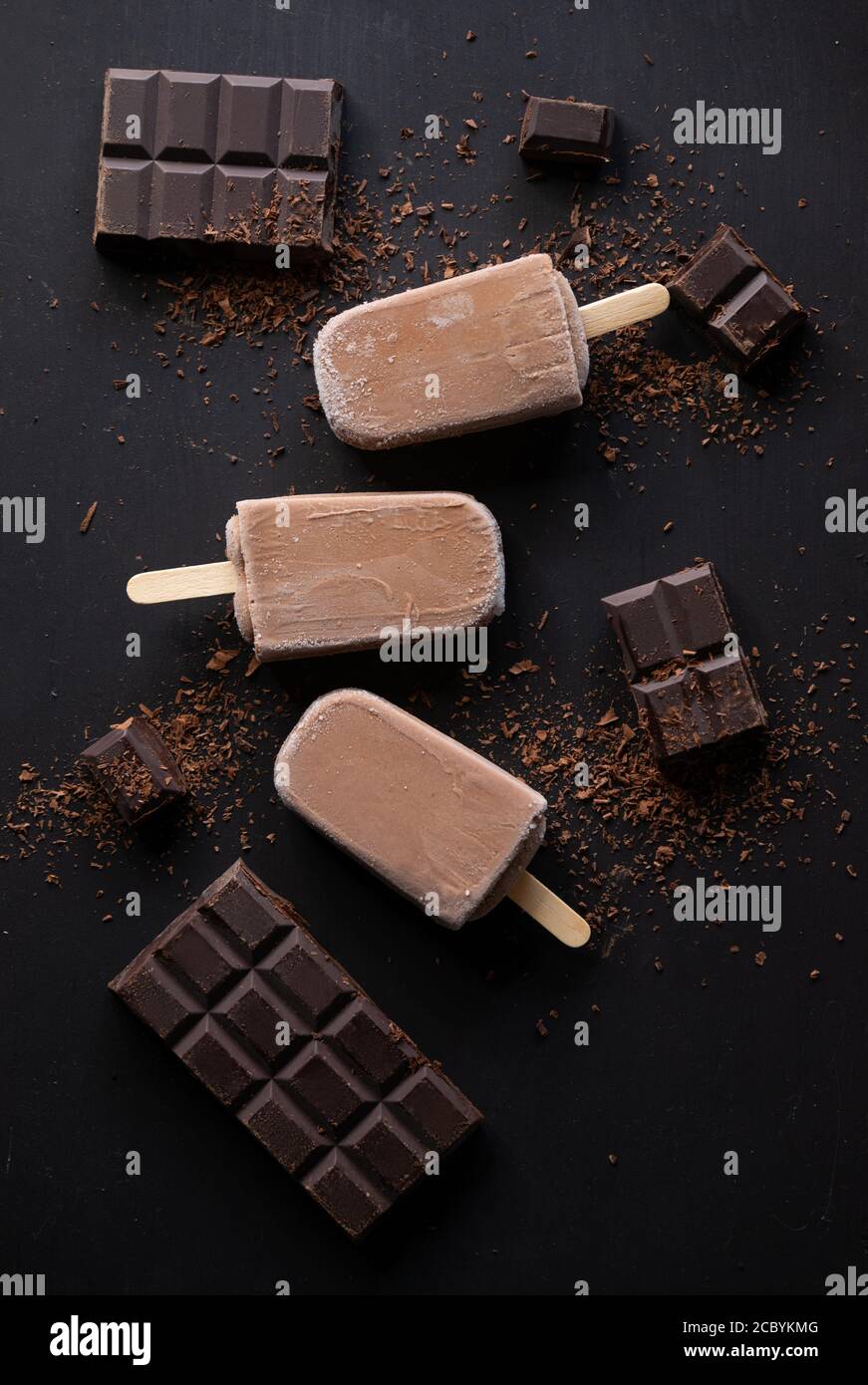 Crème glacée au chocolat maison ou popsicles garni de poussière de cacao, vue de dessus Banque D'Images