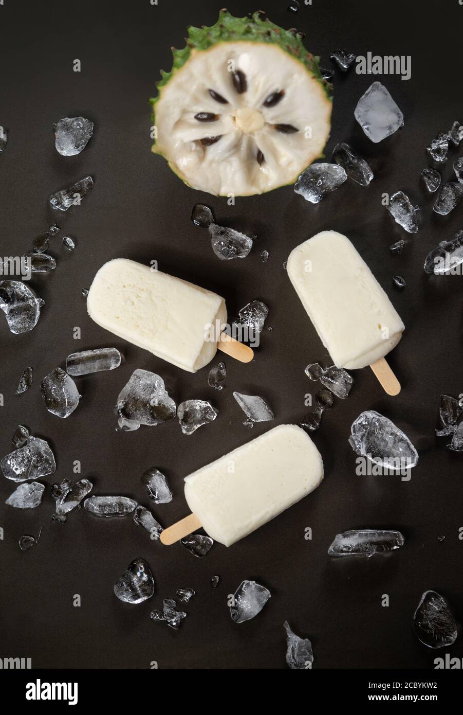 Crème glacée maison au levain ou popsicles garnie de morceaux de glace et de fruits au levain, vue du dessus Banque D'Images