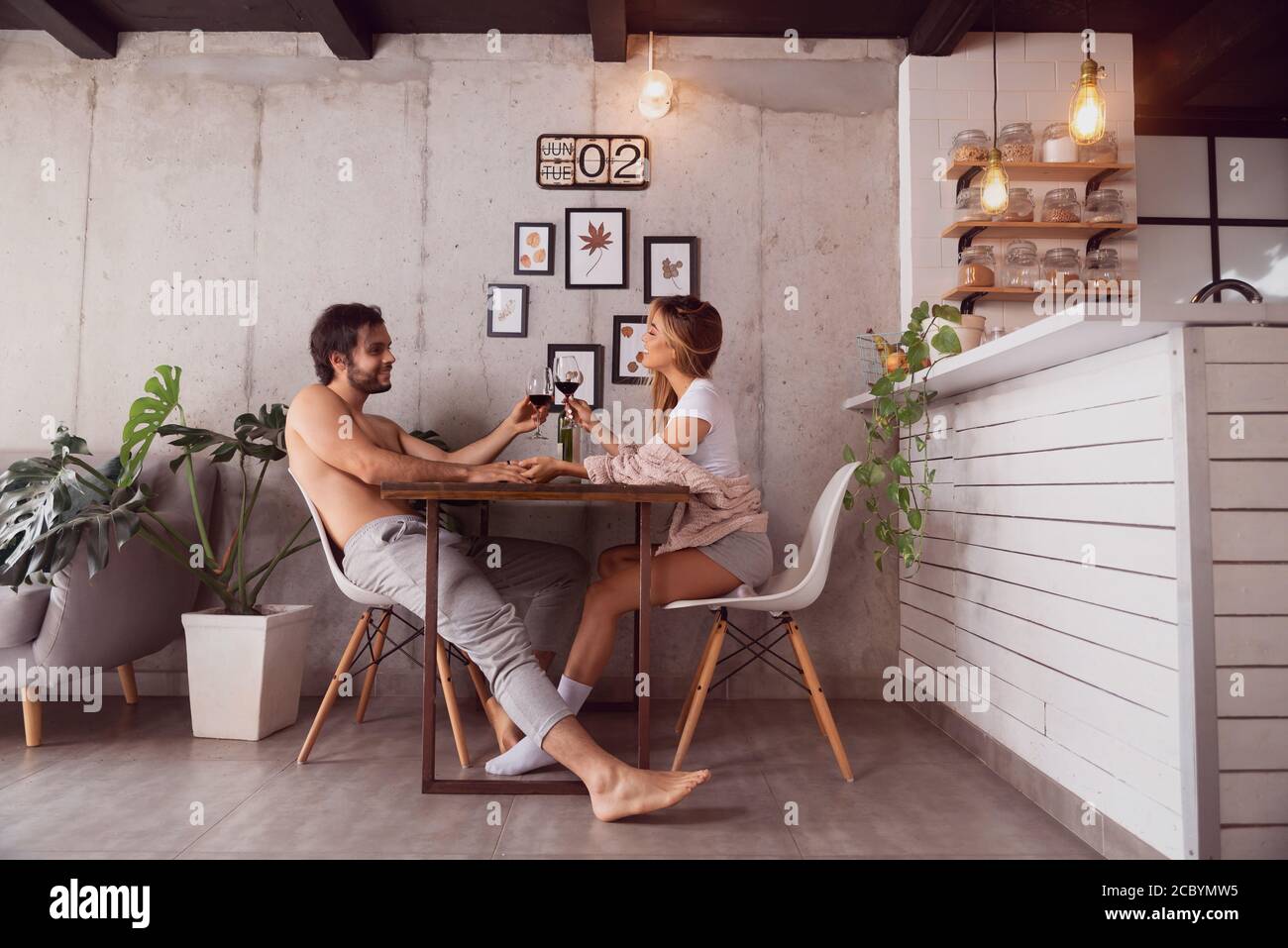 femme et homme appréciant le temps à la maison, aimant jeune femme et homme passant du temps ensemble à la maison, le bonheur, les gens et le concept amusant. Banque D'Images