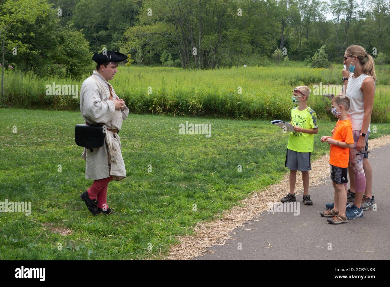 Un docent costumé éduque les visiteurs au champ de bataille national de fort nécessité, Farmington, Pennsylvanie, États-Unis Banque D'Images