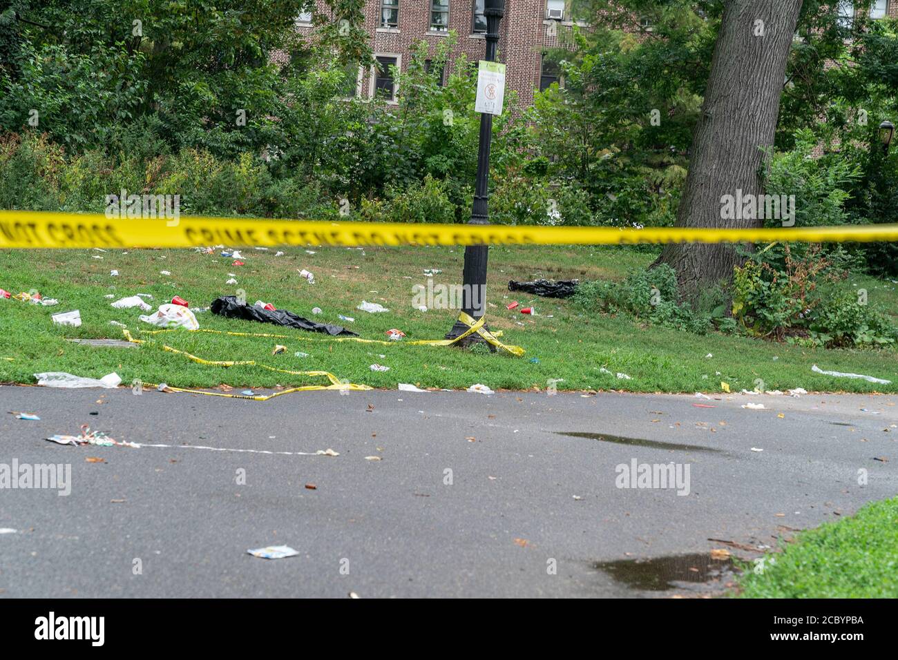 New York, États-Unis. 16 août 2020. NYPD crime Scene vu près de Prospect Park à Brooklyn où des tirs mortels ont eu lieu. Les officiers ont répondu à une quatrième fusillade fatale ce week-end, cette fois près de Prospect Park à Brooklyn vers 2 heures du dimanche. Un homme de 47 ans est décédé par balle deux fois dans la tête, près de Parkside Avenue. Le département de police de la ville de New York a enregistré au moins 50 victimes de coups de feu à la fin du dimanche matin. (Photo de Lev Radin/Pacific Press) (photo de Lev Radin/Pacific Press) Credit: Pacific Press Media production Corp./Alay Live News Banque D'Images