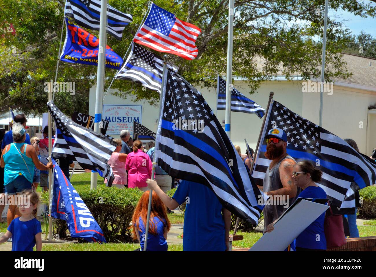 Melbourne. Comté de Brevard, Floride. ÉTATS-UNIS. 16 août 2020. Des citoyens de toutes les communautés ont assisté à cet événement NON partisan. Se réunir pour soutenir nos forces de l'ordre. Rassemblement au 'Honor America - Liberty Bell Museum' sur UN FRONT UNI montrant notre soutien inébranlable aux personnes qui nous protègent. Nous voulons établir que nous N'allons appuyer aucune mesure qui réduira le soutien financier de nos organismes d'application de la loi et des programmes connexes. Crédit photo : Julian Leek/Alay Live News Banque D'Images