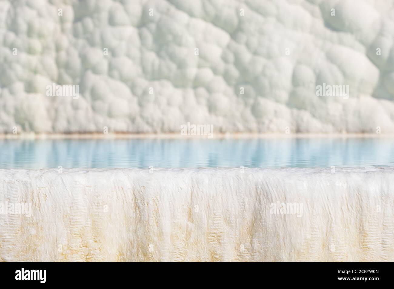 Belle terrasse blanche de Travertine avec eau turquoise à Pamukkale, Turquie. Banque D'Images
