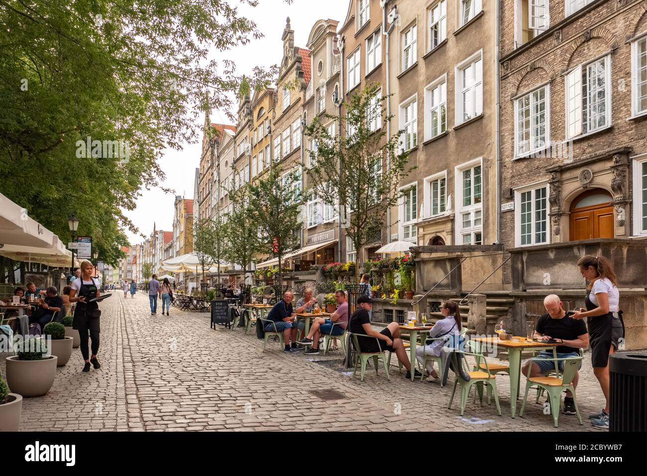 Des personnes non identifiées s'asseoir dans un café en plein air dans la partie centrale de Gdansk, en Pologne. Banque D'Images