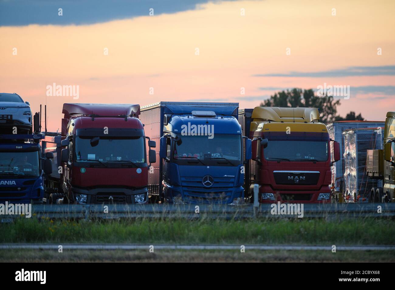 Uhrsleben, Allemagne. 04e août 2020. Pendant l'heure bleue, les camions sont garés sur un parking de l'Autohof Uhrsleben. (À dpa 'parking de camions pour la nuit - à l'aube vient la peur') Credit: Klaus-Dietmar Gabbert/dpa-Zentralbild/dpa/Alay Live News Banque D'Images