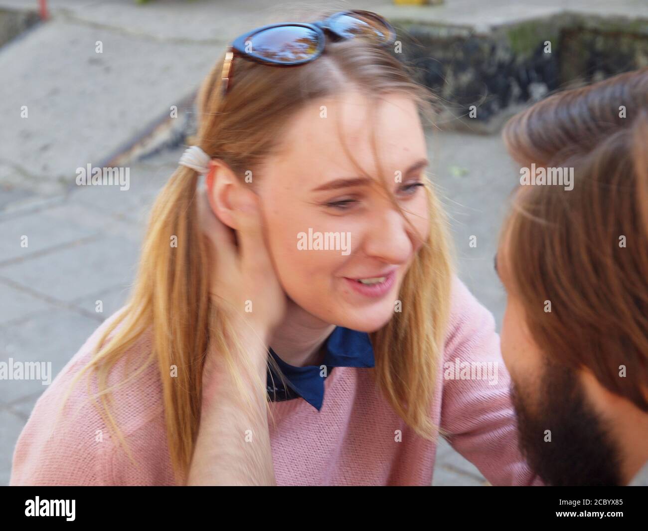 Portrait d'un beau jeune couple heureux embrassant. Banque D'Images