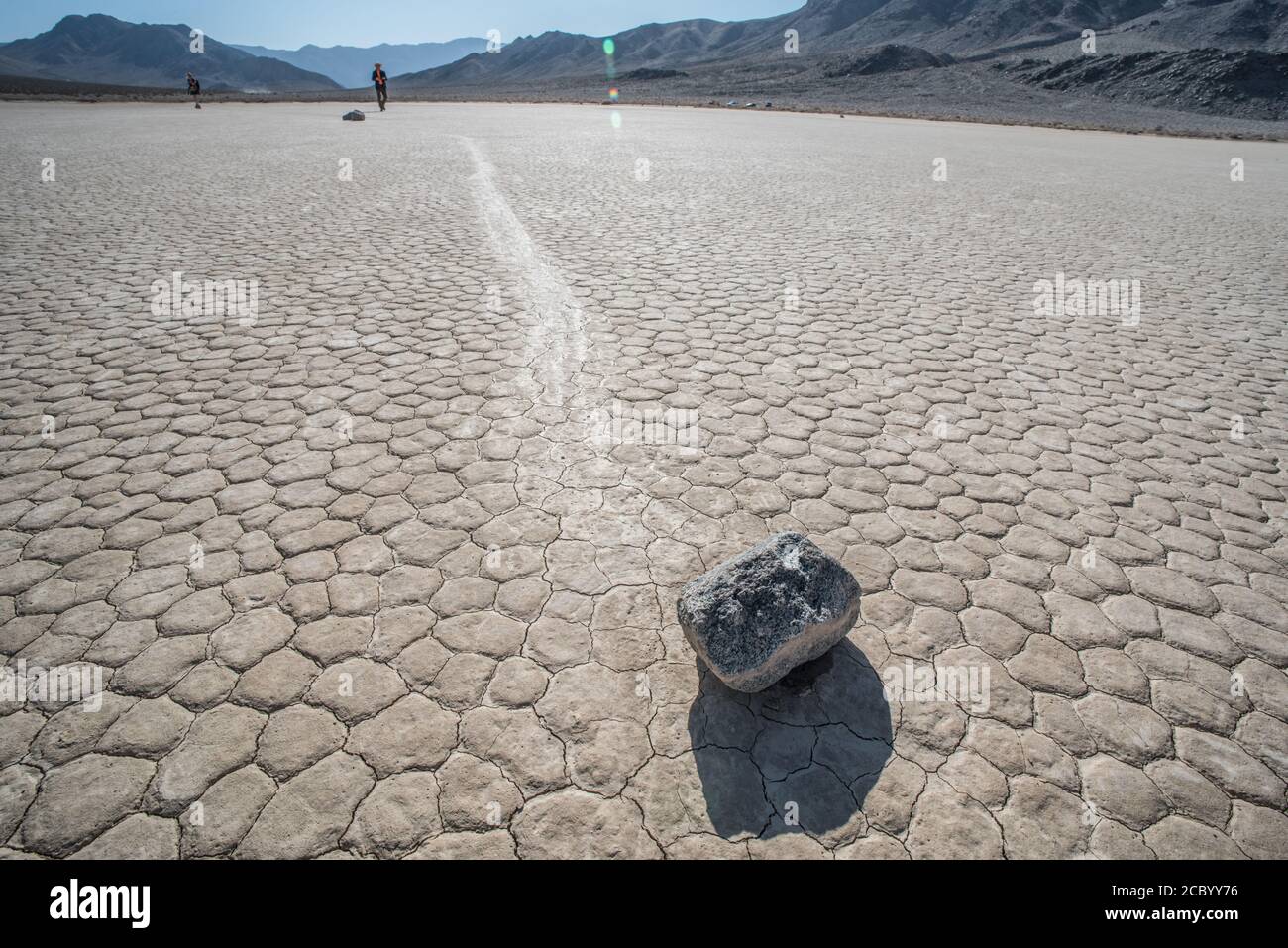 Les célèbres pierres de voile de l'hippodrome dans le parc national de la Vallée de la mort, Californie. Pendant longtemps, c'était un mystère comment ils se déplaçait et quittèrent les sentiers. Banque D'Images