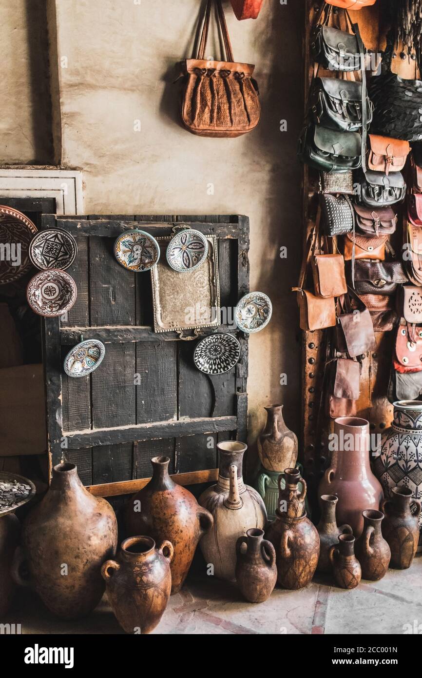 Beaucoup de cruches et vases en argile faits main uniques sur le marché arabe local. Souk à la médina de Marrakech. Banque D'Images