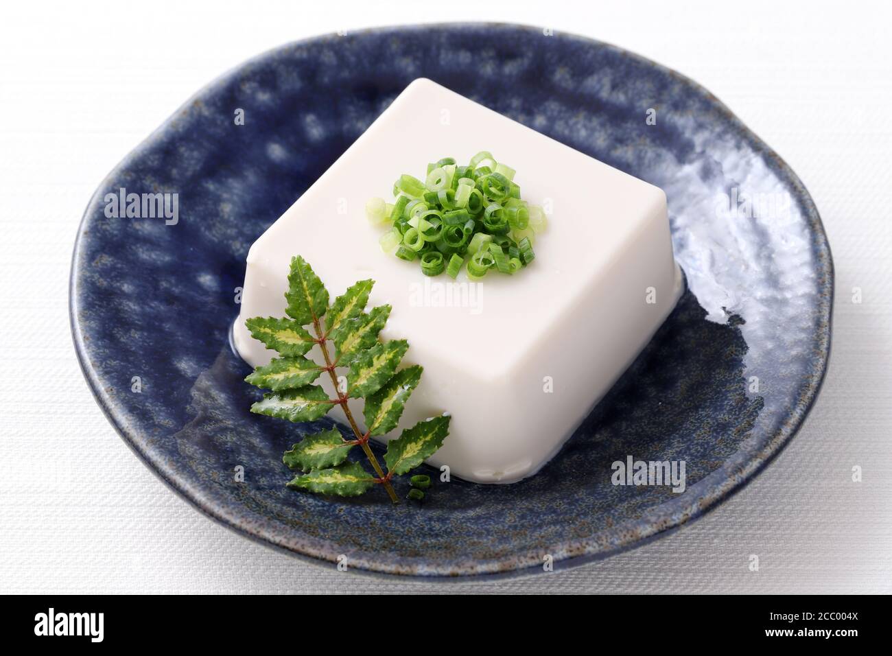 Cuisine japonaise, tofu japonais doux et froid dans un bol sur fond blanc Banque D'Images