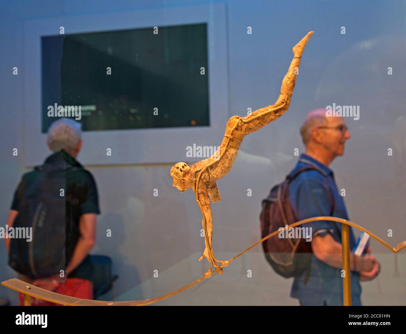 Visiteurs au musée archéologique d'Héraklion en Crète, Grèce Banque D'Images