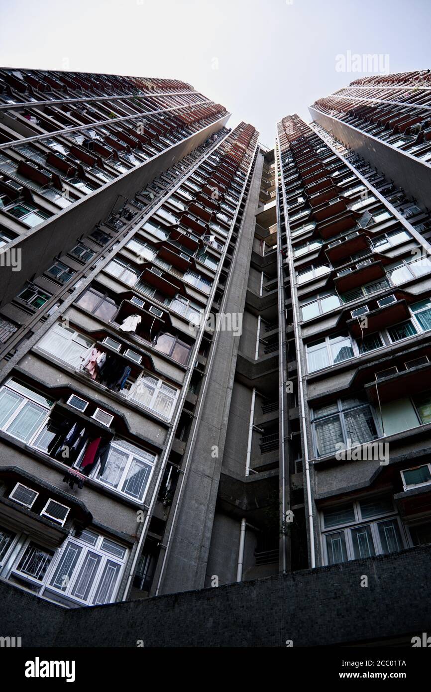 Recul du point de vue en regardant vers le haut de dessous d'un logement public à Sheung Shui, Hong Kong. Banque D'Images