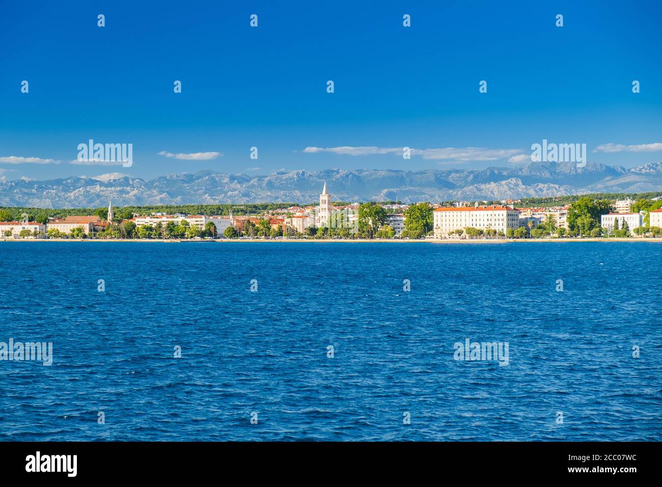 Croatie, ville de Zadar, paysage urbain depuis le bord de mer. Zadar est une destination touristique célèbre sur la côte Adriatique. Banque D'Images