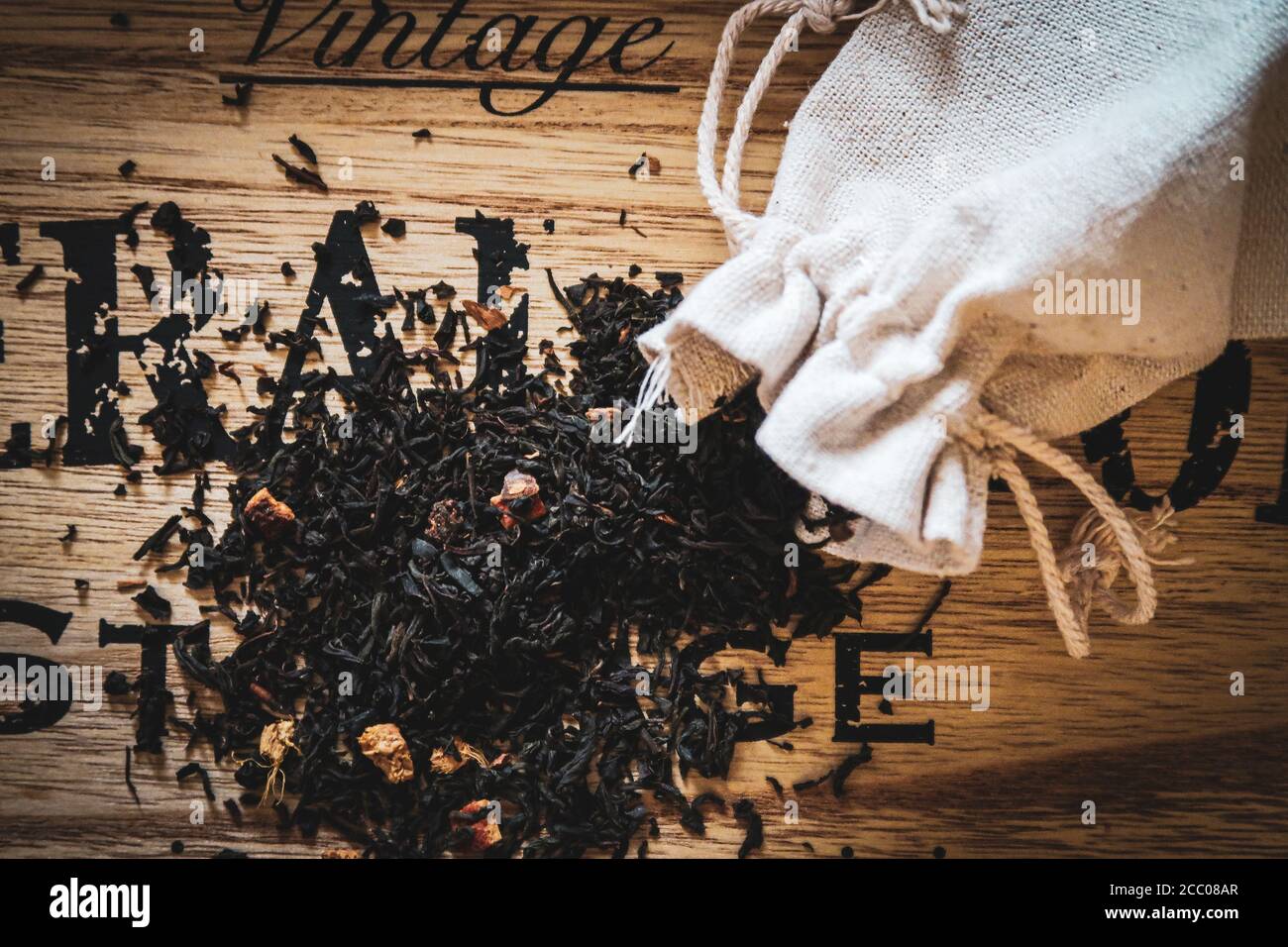 Vue de dessus de Da Hong Pao thé oolong sombre feuilles sur une table en bois Banque D'Images