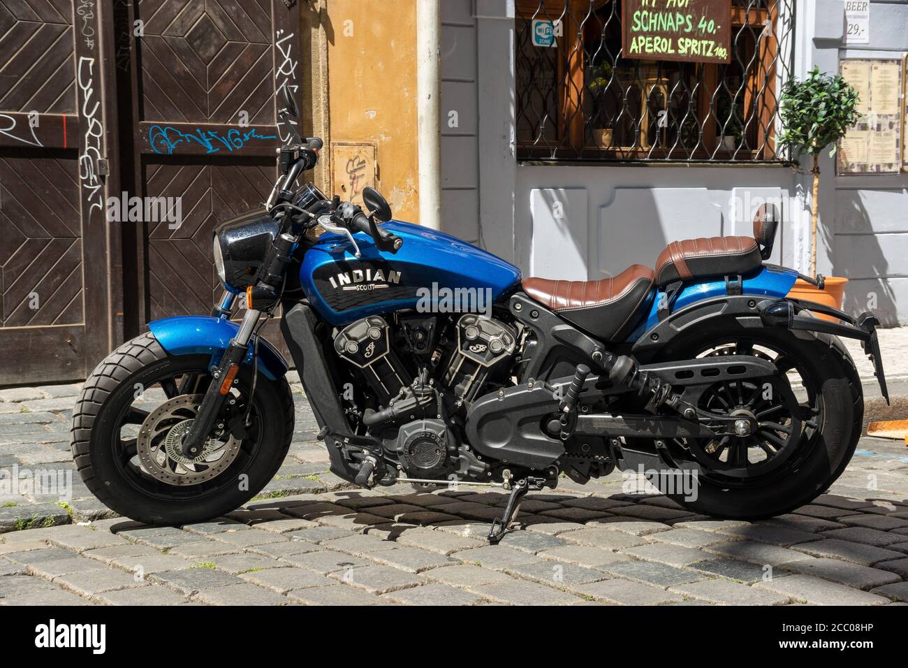 Une moto scoute indienne américaine dans un parking dans la rue Prague Banque D'Images