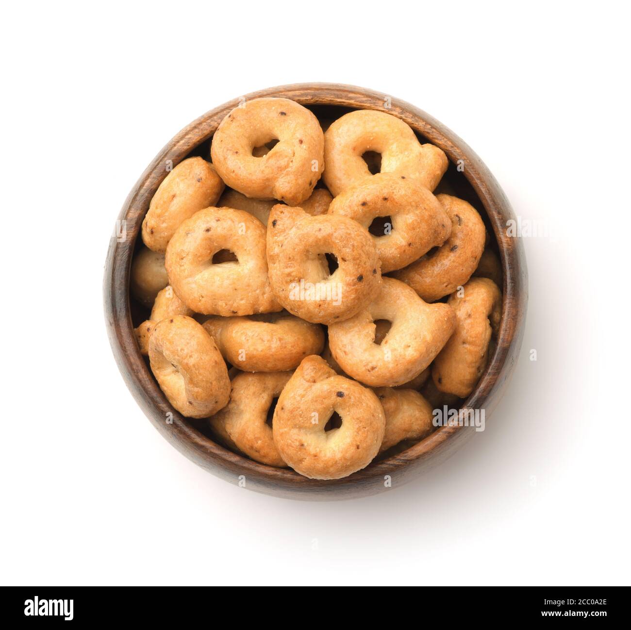 Vue de dessus de taralli italien traditionnel dans un bol en bois isolé sur blanc Banque D'Images