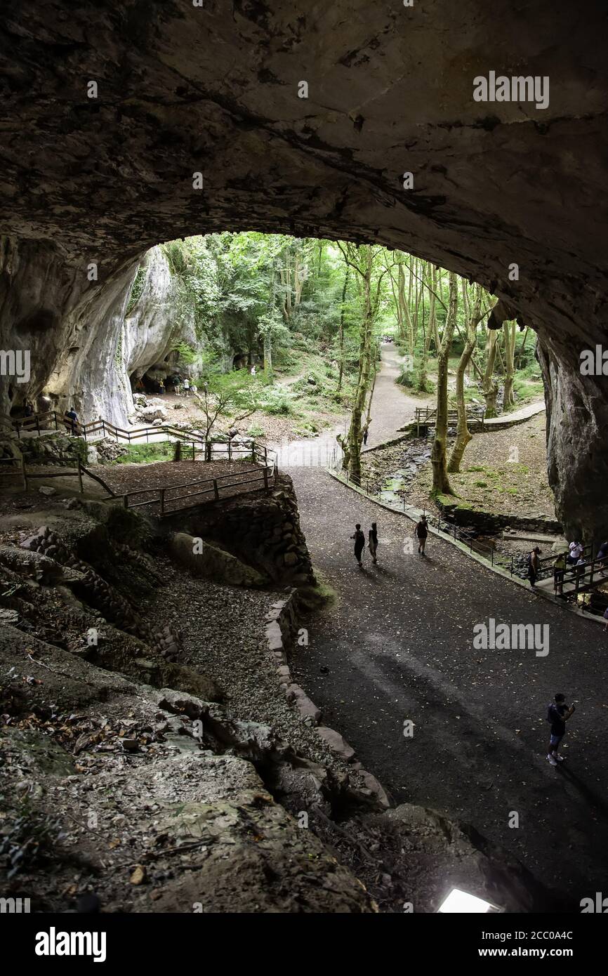 Tradition ancienne dans une grotte de zugarramurdi, spéléologie et superstition Banque D'Images