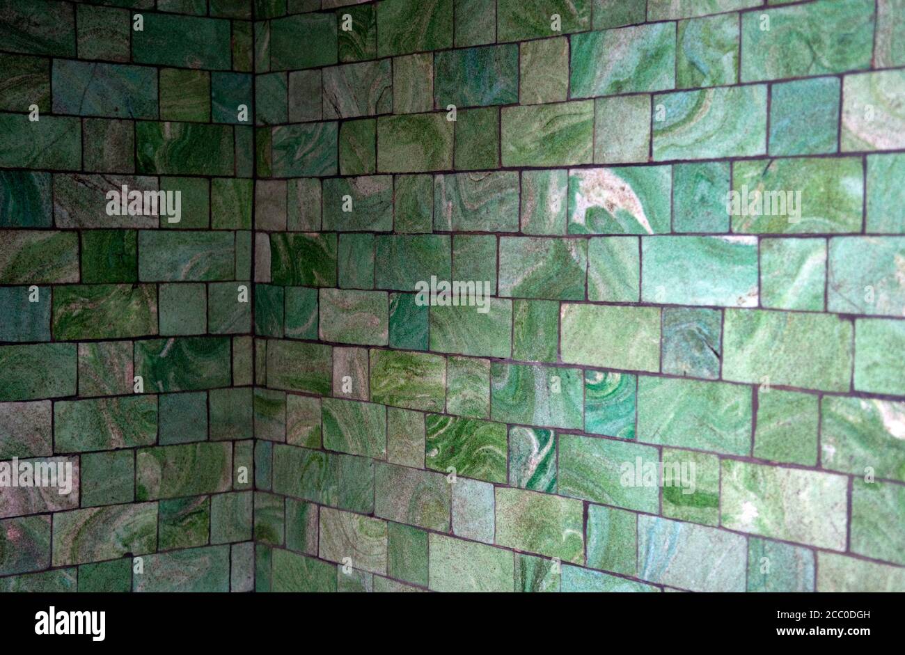 Un coin d'UNE pièce où les murs sont carrelés En carreaux de céramique verte Banque D'Images