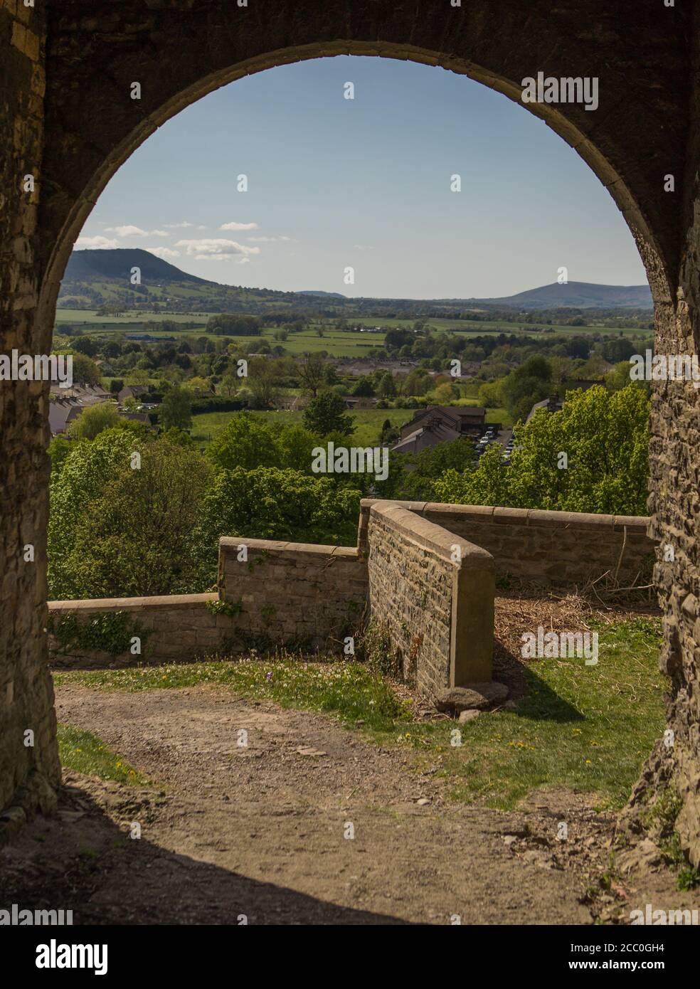 Point de vue depuis le château de Clitheroe, vue à travers une arcade dans la vallée de ribble au coucher du soleil. Banque D'Images