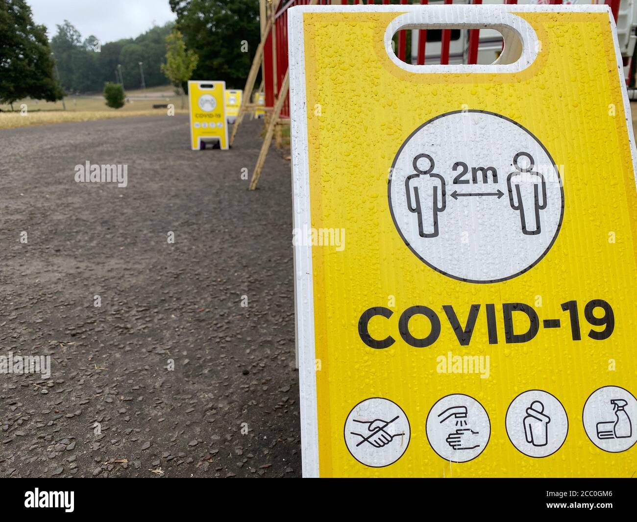 Message de distance sociale pour rester à 2 mètres d'écart pendant le coronavirus Banque D'Images