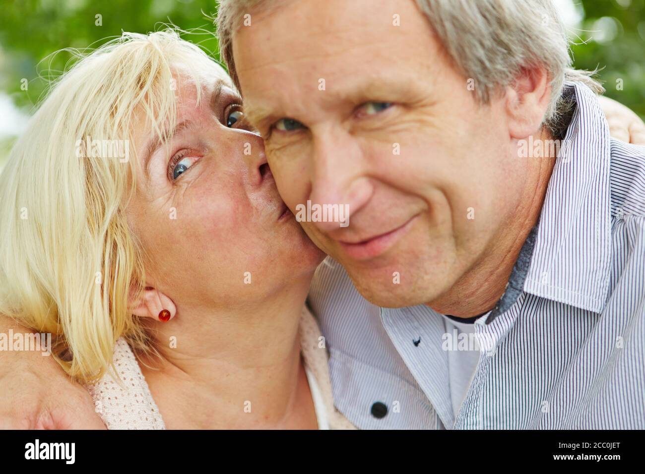 Femme embrasse homme sur la joue Banque de photographies et d'images à  haute résolution - Alamy