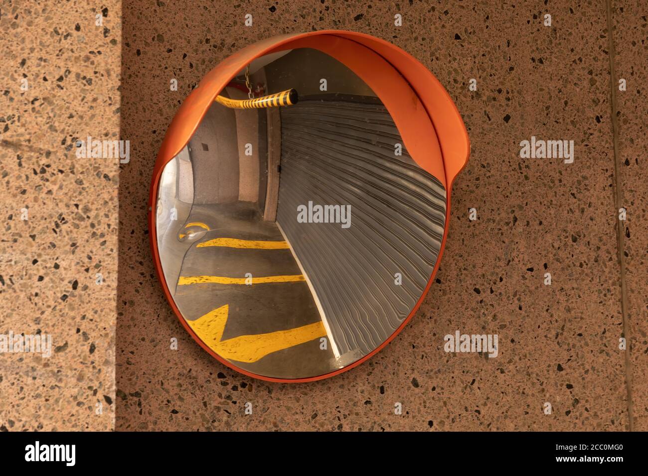 Vieux miroir convexe sale dans l'allée du bâtiment Banque D'Images