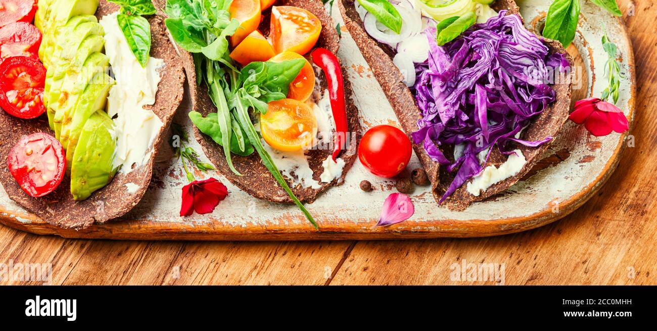 Tacos végétaliens sains.enveloppements et légumes de salade végétalienne sains Banque D'Images
