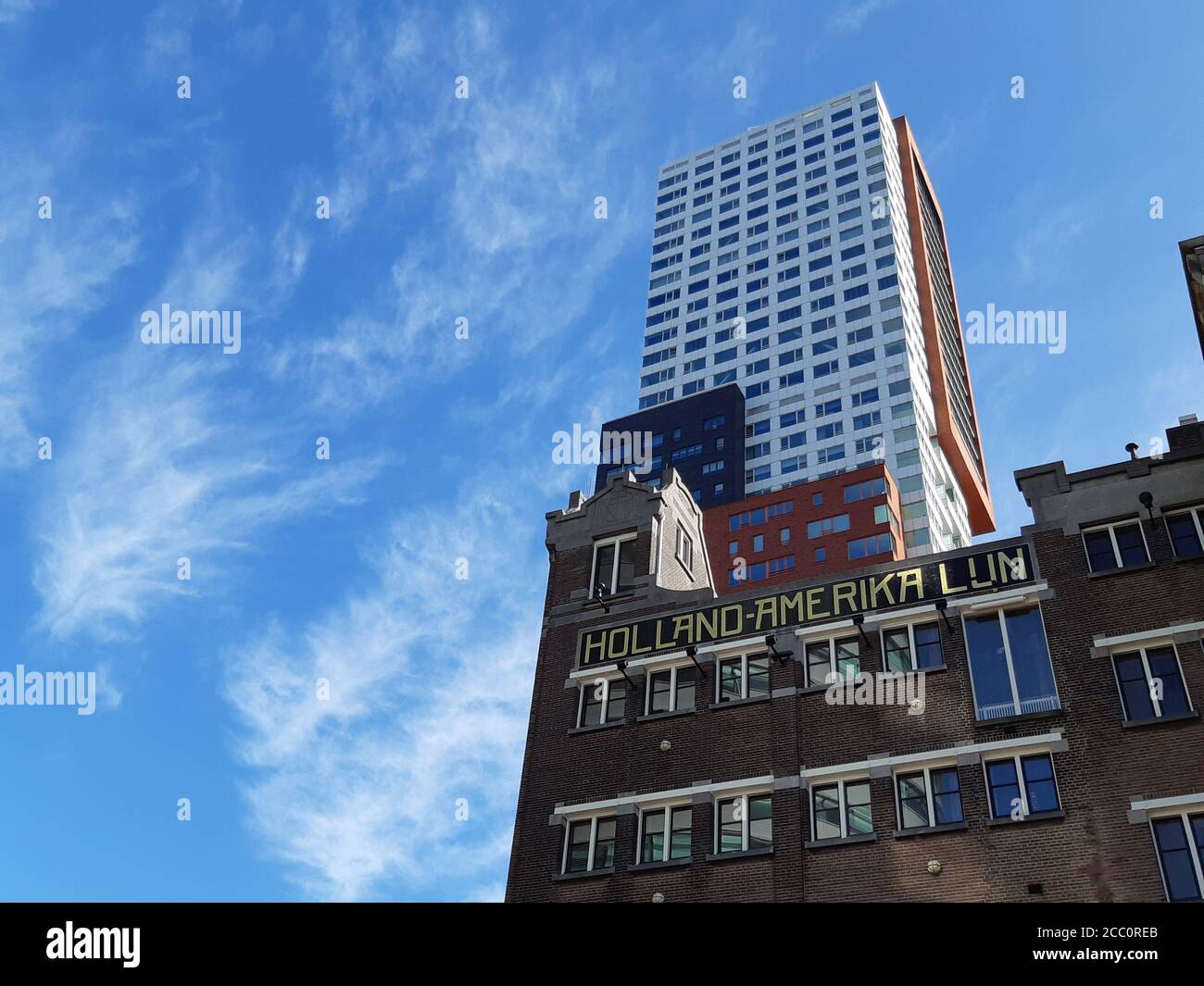 ROTTERDAM, PAYS-BAS - 04 septembre 2019: Hollande - Amerika lijn peint sur l'hôtel New York, avec la tour de Montevideo se levant en arrière-plan. Wilhelmina Banque D'Images