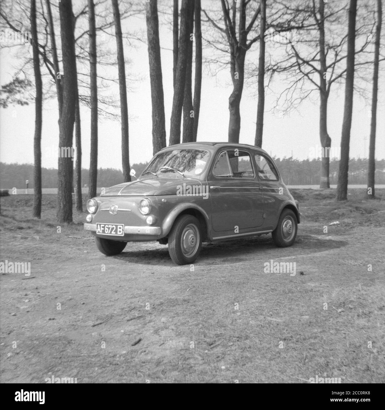 Une Fiat 500 D d'époque ou Fiat Nuova cinquecento une petite voiture italienne et un design arrière classique photographié en 1964. La Fiat 500 a été fabriquée de 1957 à 1975 et conçue par Dante Giacosa Banque D'Images
