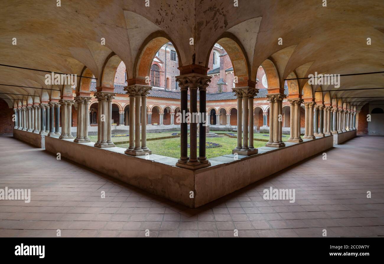 marchez à l'intérieur du cloître avec des voûtes voûtées Banque D'Images