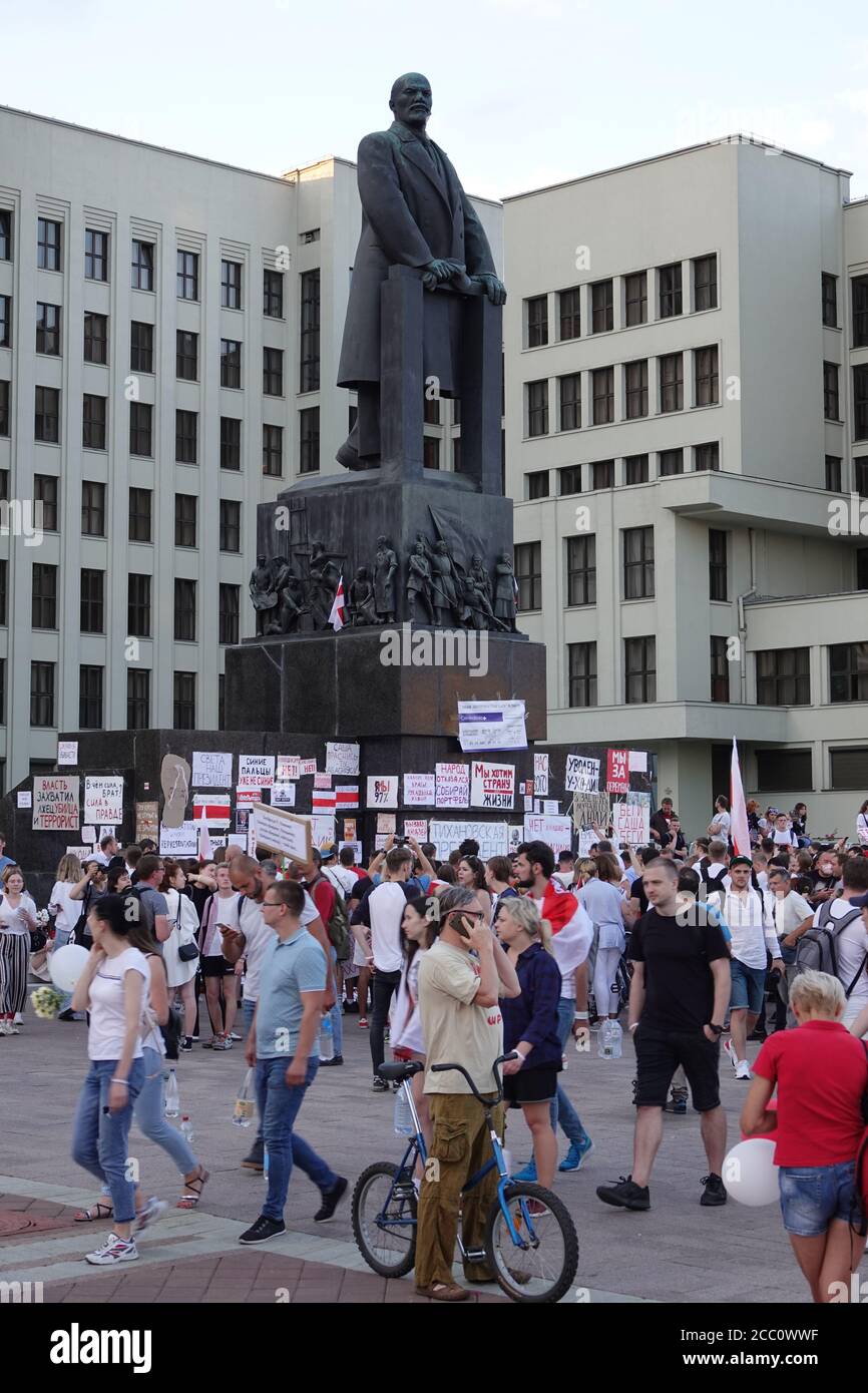 Minsk, Bélarus. 16 août 2020. Des manifestants se tiennent autour du monument Lénine sur la place de l'indépendance. Des gens y ont posté des messages de protestation contre le régime du dirigeant Alexandre Loukachenko. Crédit : Ulf Mauder/dpa/Alay Live News Banque D'Images