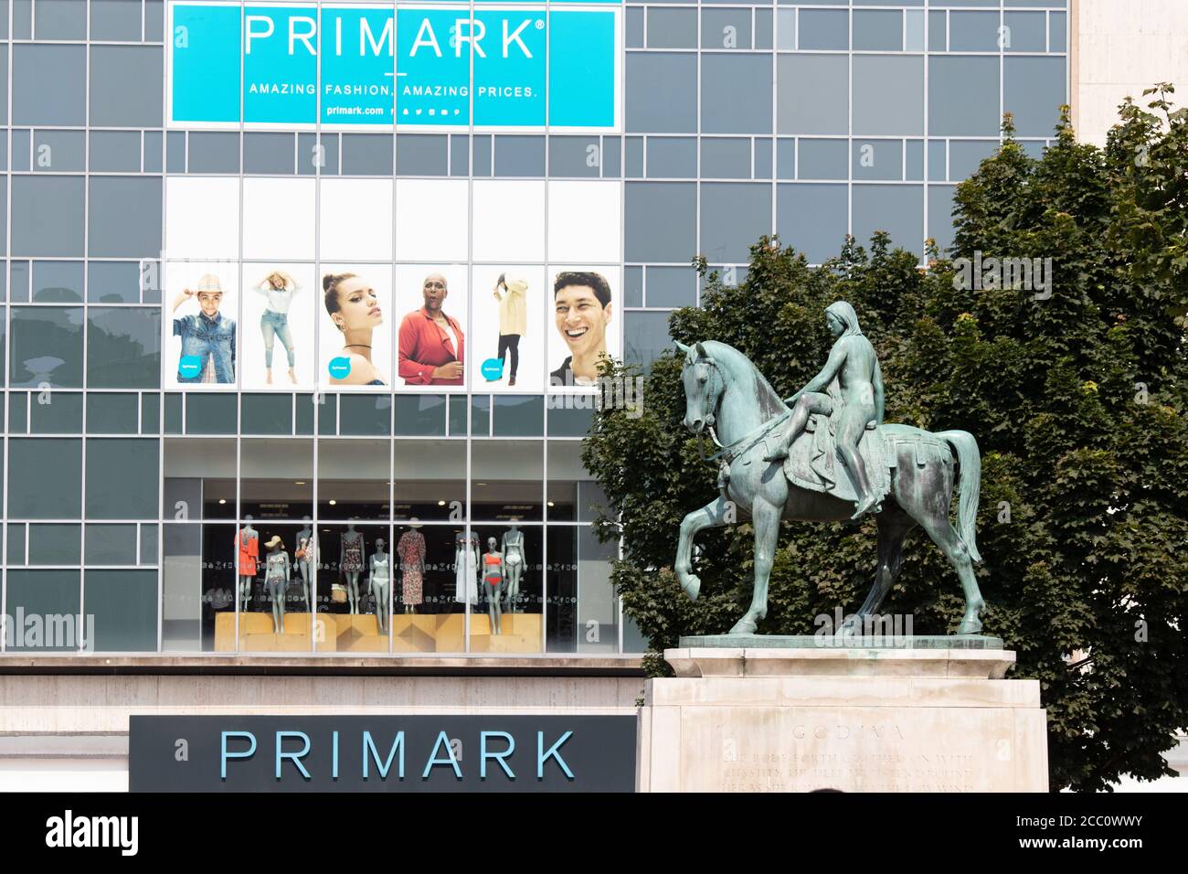 Le magasin de vêtements Primark à Broadgate, dans le centre de Coventry, est dominé par une statue de Lady Godiva. Banque D'Images