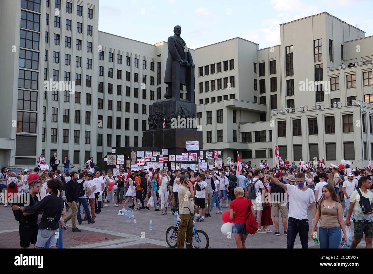 Minsk, Bélarus. 16 août 2020. Des manifestants se tiennent autour du monument Lénine sur la place de l'indépendance. Des gens y ont posté des messages de protestation contre le régime du dirigeant Alexandre Loukachenko. Crédit : Ulf Mauder/dpa/Alay Live News Banque D'Images