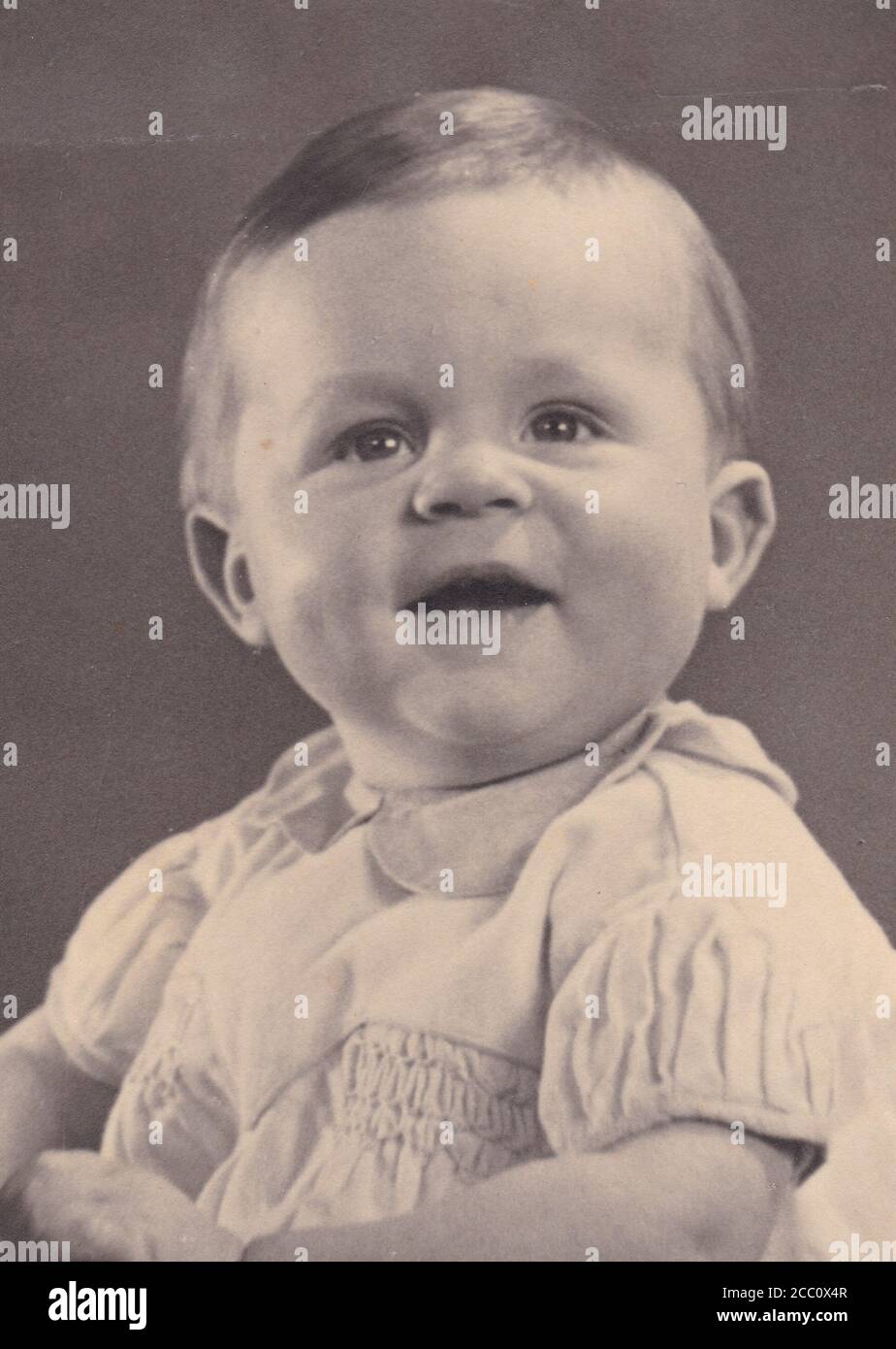 Photo Noir Et Blanc Vintage D Un Bebe Mignon Des Annees 1940 Photo Stock Alamy
