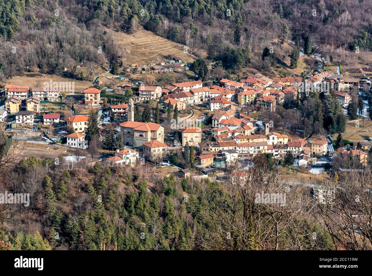 Vue aérienne du petit village Rasa, fraction de la commune de Varèse en Lombardie, Italie Banque D'Images