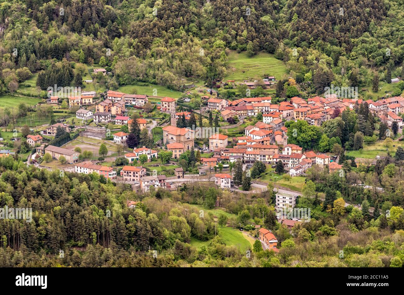 Vue aérienne du petit village Rasa, fraction de la commune de Varèse en Lombardie, Italie Banque D'Images